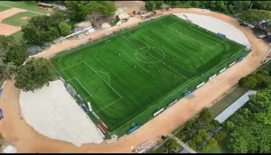 Proceso de instalación de grama sintética en cancha de fútbol