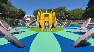 Piso de caucho EPDM colorido instalado en parque infantil en Panamá